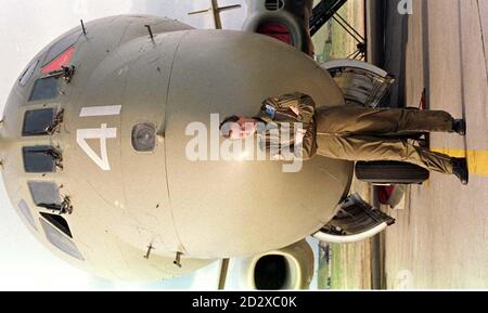 Flt. LT Sarah Heycock le prime donne a capitanare l'aereo di pattuglia marittima della RAF, il Nimrod. Ha assunto i suoi doveri con 206 Squadron presso la RAF Kinloss in Morayshire. Foto di Chris Bacon/PA. Foto Stock