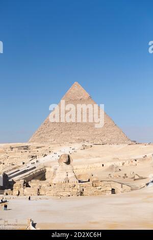 La piramide di Khafre con la Sfinge, Giza, Egitto Foto Stock