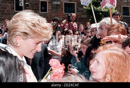 Diana, la principessa del Galles, incontra i wellwishers fuori del Sacro cuore Hospice a Sydney questa mattina (Sabato). La folla d'attesa comprendeva le acque della soda di 'Drag Queens' (cappello bianco, mascarra blu, destra di Diana) e i Babs del Texas (parrucca bionda, labbra rosse luminose, destra di Soda). La principessa ha fatto un viaggio per vedere i pazienti, mentre è il 3° giorno della sua visita in Australia. FOTOGRAFIA DI JOHN STILLWELL/PA. Foto Stock