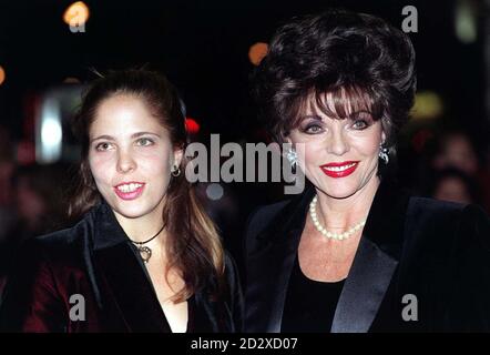 L'attrice Joan Collins e sua figlia, arrivano al Dominion Theatre, per guardare Anthony Newley (ex marito di Joan) nella sua notte di apertura nel musical 'Strooge'. Foto di David Cheskin. Foto Stock