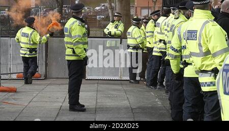 I membri della Greater Manchester Police pattugliano della English Defense League mentre tengono una protesta in scena al di fuori del Municipio di Rochdale. Foto Stock