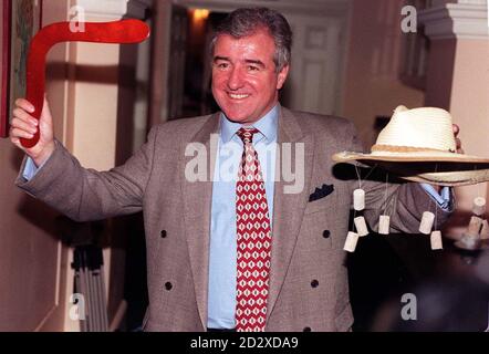 L'ex allenatore inglese Terry Venables ha tutto ciò di cui ha bisogno dopo aver accettato di prendere in carico la nazionale australiana, oggi (Martedì). L'ex allenatore inglese ha firmato un contratto di 19 mesi con l'Australia di calcio che inizia il 1 gennaio e lo porta fino alle finali della Coppa del mondo 1998. Vedi le venables di calcio di PA Story. Foto di Neil Munns. Foto Stock