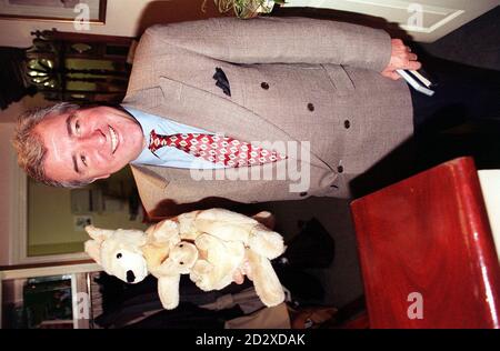 L'ex allenatore inglese Terry Venables con il suo amico furry dopo aver accettato di prendere in carico la nazionale australiana, oggi (Martedì). L'ex allenatore inglese ha firmato un contratto di 19 mesi con Soccer Australia che inizia il 1 gennaio e lo prende fino alle finali della Coppa del mondo 1998. Scopri i Venables DI CALCIO di PA Story. Foto di Neil Munns. Foto Stock