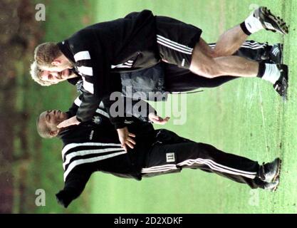 Il Tino Asprilla di Newcastle (a sinistra) gode di una lotta fittizia con il suo partner Alan Shearer mentre si preparano con l'allenatore Terry McDermott (al centro) prima della partita della Coca Cola Cup contro i rivali locali Middlesbrough domani. Pix Owen Humphreys/PA Foto Stock