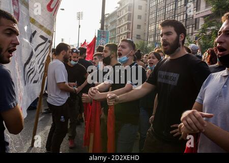 Athen, Grecia. 07 ottobre 2020. Durante il processo di Golden Dawn, la gente grida slogan antifascisti alla Corte d'appello, dove si sta svolgendo il processo contro il partito estremista di destra Golden Dawn e ci si aspetta un verdetto. Credit: Socrate Baltagiannis/dpa/Alamy Live News Foto Stock