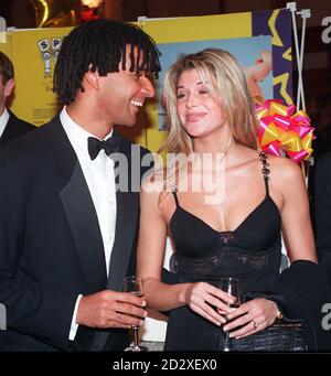 Ruud Gullit, calciatore del Chelsea Football Club, accompagnato dalla sua amica Estelle Cruyff, questa sera (lunedì) frequenta la SPARKS Ball all'Hilton Hotel on Park Line di Londra. Foto di Michael Stephens/PA. Foto Stock