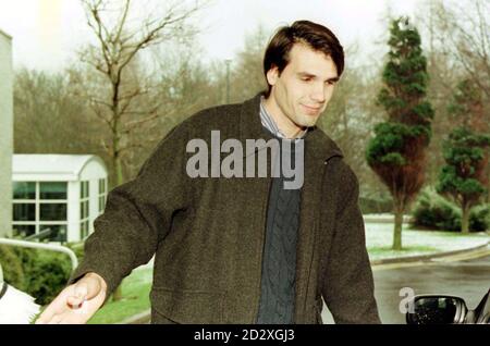 Difensore portoghese Raul Oliveira, lasciando l'hotel Gosforth Park a Newcastle oggi (mercoledì). Viene considerato dal nuovo manager Kenny Dalglish a Newcastle con un trasferimento gratuito da Farence. Scopri la storia di calcio della Pennsylvania Newcastle. Foto Humphreys/PA Foto Stock