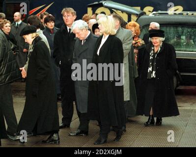 I membri del cast di Coronation Street, tra cui (da sinistra) Sally Whittaker (che interpreta Sally Webster), Kevin Kennedy (Curly), Geoff Hinsliff (Don Brennan) e Sarah Lancashire (Raquel), arrivano al crematorio Eccles per i funerali dell'attrice Jill Summers questa mattina (Mercoledì). Guarda per PA Story/di Peter Wilcock/PA. Foto Stock