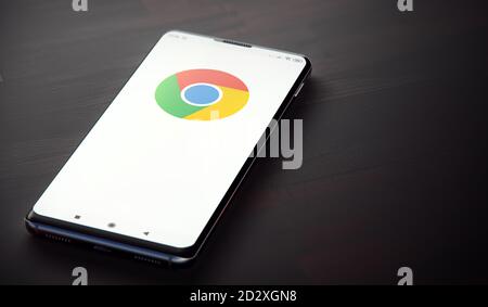 KIEV, UCRAINA-GIUGNO, 2020: Applicazione Google Chrome Mobile sulla schermata del telefono cellulare. Primo piano Studio Shot dello smartphone con l'applicazione Google Chrome. Foto Stock