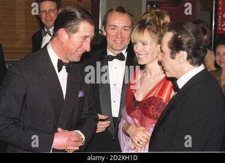 Il Principe del Galles parla all'attore americano al Pacino (R), in linea con la co-star Kevin Spacey (C) e Lyndall Hobbs, alla Royal Film Premiere del film 'Looking for Richard', al cinema Odeon, Leicester Square, Londra. Foto Stock