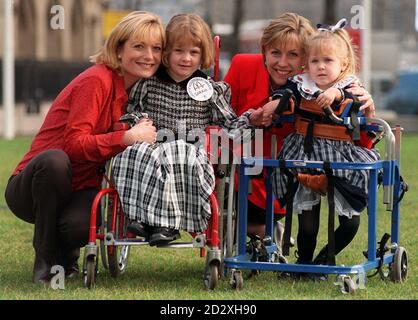 I relatori della TV Gaby Roslin (a sinistra) e Jill Dando con (l/r) Sarah o'Donnell (10), da Glasgow e Gemma Roberts, (4), dal Lancashire, Tra i 150 giovani coraggiosi che ricevono i premi "Child of Achievement", sponsorizzati da McDonald's, dal primo ministro John Major, in una presentazione con stelle nel centro di Londra di oggi (Weds). Vedi PA Story AWARDS Children. Foto di Fiona Hanson. Foto Stock