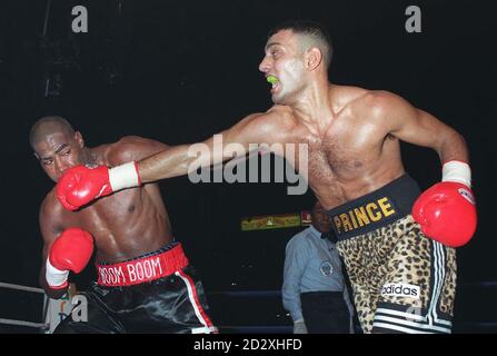 Il campione del peso del WBO Prince Naseem Hamed gira a destra al titolare del titolo IBF Thomas 'Boom Boom' Johnson, presso la London Arena, sabato. Hamed finì la battaglia dell'unificazione nell'ottavo round, dandogli la sua 25esima vittoria diritta. Vedi la storia di PA Boxing Hamed. Foto di Sean Dempsey/PA Foto Stock