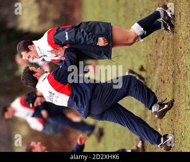 L'ex capitano dell'Inghilterra Will Carling (a sinistra) mostra il Leicester Austin Healey The Ropes, allenarsi con la squadra di Marlow Today (Tues), prima della loro partita delle cinque Nazioni contro l'Irlanda a Dublino il sabato. Vedi PA Story RUGBYU England. Foto di Rebecca Naden. Foto Stock