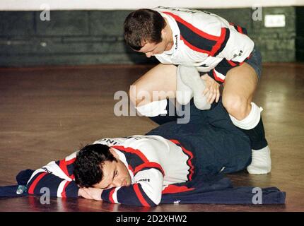 L'ex capitano inglese Will Carling (sdraiato), si riscalda con Austin Healey prima di allenarsi a Dublino questo pomeriggio (venerdì). L'Inghilterra affronta l'Irlanda nel Campionato delle cinque nazioni domani a Lansdow Road. Foto di Adam Butler/PA Foto Stock