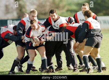 Mark Regan in Inghilterra (con palla) e Martin Johnson (Centro) con il resto del pacchetto durante l'allenamento a Dublino questo pomeriggio (Venerdì), prima di domani quando giocano l'Irlanda nel Campionato delle cinque nazioni a Lansdown Road. Foto di Adam Butler/PA Foto Stock