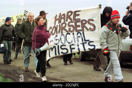 I manifestanti arrivano per l'inizio della Waterloo Hare-coursing Cup ad Altcar, Manchester, questa mattina (Martedì). Gli attivisti contro l'evento annuale di tre giorni, che si svolge quest'anno a partire dal febbraio 25-27 e potrebbe attirare fino a 10,000 persone, sperano che lo sport, che prevede la fissazione di coppie di levrieri su una lepre per testare la loro velocità e agilità, sarà vietato da un futuro governo laburista. Foto di Peter Wilcock/PA. Foto Stock