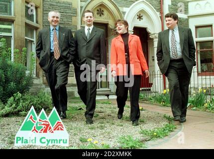 Plaid Cymru candidati da sinistra Ashley Drake (Delyn), Alun Davies (Cynon Valley), Leanne Wood (Rhondda) e Marc Phillips (Llanelli, e Party Chair) a Cardiff dopo aver dato la loro risposta al manifesto Tory, che è stato lanciato oggi (Mercoledì). Foto Barry Batchelor/PA. Foto Stock