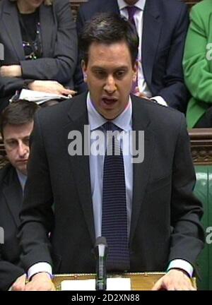 Il leader dell'opposizione ed Miliband si rivolge alla Camera dei Comuni, dove i parlamentari hanno discusso delle azioni militari intraprese contro la Libia. Foto Stock