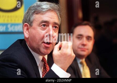 Il presidente della Plaid Cymru, Dafydd Wigley (davanti) e il leader della SNP, Alex Salmond (indietro), durante una conferenza stampa di partito congiunta tenutasi oggi a Westminster (Martedì). Entrambi i leader hanno affermato che la giustizia sociale è al centro delle loro campagne elettorali e hanno attaccato il New Labour per "offrire solo un cambiamento di personale, ma non un cambiamento nelle politiche". Foto di Stefan Rousseau/PA. Foto Stock