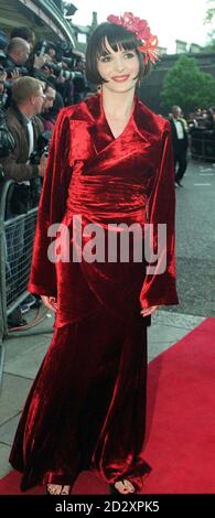 Juliette Binoche, attrice di supporto del paziente inglese, arriva alla Royal Albert Hall di Londra per la cerimonia di premiazione BAFTA. Foto Stock