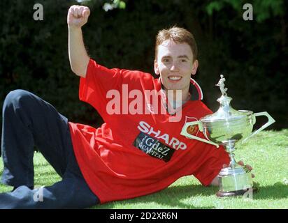 Il campione del mondo di New Snooker e il fan del Manchester United Ken Doherty festeggiano oggi allo Sheffield's Swallow Hotel dopo la vittoria di ieri sera (lunedì) nel Campionato del mondo di Ambasciate. Doherty, il primo giocatore della Repubblica d'Irlanda a conquistare il titolo, ha vinto con una vittoria del 18-12 oltre il cinque volte campione Stephen Hendry. Foto di Paul Barker/PA. VEDI la STORIA di PA Snooker Doherty. Foto Stock