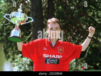 Il nuovo campione del mondo di snooker e il fan del Manchester United Ken Doherty festeggiano oggi allo Swallow Hotel di Sheffield dopo la vittoria di ieri sera (lunedì) nel Campionato del mondo delle Ambasciate. Doherty, il primo giocatore della Repubblica d'Irlanda a conquistare il titolo, ha vinto con una vittoria del 18-12 sul cinque volte campione Stephen Hendry. Foto di Paul Barker/PA. GUARDA LA STORIA DI PA SNOOKER DOHERTY. Foto Stock