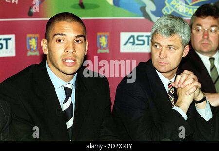 Lo attaccante Stan Collymore è guardato dal manager di Aston Villa Brian Little (a destra) dopo aver completato il suo 7million trasferimento ad Aston Villa oggi (Martedì), la squadra che ha sostenuto come giovane. Il signor Collymore è stato sfilato prima di una conferenza stampa a Villa Park dopo aver firmato un contratto quadriennale con il vestito delle Midlands. Foto di David Jones/PA. Vedi PA Story SOCCER Collymore Foto Stock