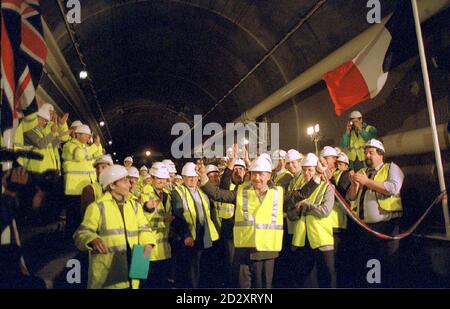 I lavoratori edili francesi e britannici festeggiano questo pomeriggio (mercoledì) dopo aver completato le riparazioni della sezione del tunnel sotto la Manica danneggiata dall'incendio dello scorso novembre. Il completamento puntuale dei 38 milioni di lavori fa sì che i tempi di percorrenza attraverso il tunnel, interrompiti dalle riparazioni, tornino alla normalità. PA. VEDI LA STORIA DEL TUNNEL DI TRASPORTO DELLA PA. Foto Stock