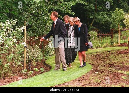 I genitori delle ragazze britanniche assassinate Caroline Dickinson e Joanna Parrish camminano attraverso il giardino commemorativo per assassinare lo studente francese Celine Figard, dedicato oggi alla chiesa di St. Andrews, Ombersley vicino a Worcester (lunedì). Vedi la storia della Pennsylvania MEMORIAL Celine. IMMAGINE DAVID JONES/PA Foto Stock