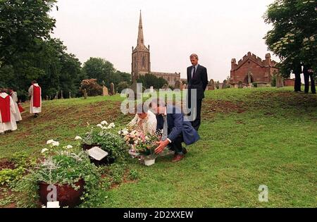 Bernard e Martine Figard posano i fiori oggi (lunedì) in un giardino commemorativo nella chiesa di St. Andrews, Ombersley, dedicato alla loro figlia, assassinato studente francese Celine Figard. Vedi la storia della Pennsylvania MEMORIAL Celine. IMMAGINE DAVID JONES/PA Foto Stock