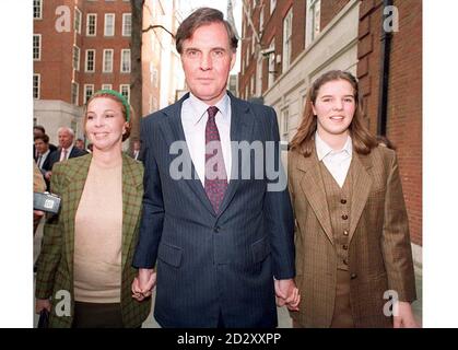 10/4/95. LONDRA. Jonathan Aitken lascia oggi a Londra una conferenza stampa (Mon) con la moglie Lolica (l) e la figlia Victoria, dove ha annunciato la sua intenzione di citare in giudizio il giornale Guardiano sulle accuse relative alle sue attività commerciali. Vedi PA storia POLITICA Aitken. Foto di Rebecca Naden/PA. 19/06/97: L'ex ministro del governo ha annunciato oggi (giovedì) la loro separazione per i resons personali. Vedi PA storia POLITICA Aitken. Foto di Rebecca Naden/PA. 19/06/97: Jonathan Aitken ha sofferto di umiliazione pubblica oggi (Venerdì), quando ha drasticamente interrotto la sua Foto Stock