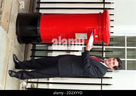 Il Cancelliere Gordon Brown al di fuori del No. 11 Downing Street Today (Tues) rivela il nuovo modo del lavoro di avvicinare il bilancio alla gente comune. A tutti sarà data la possibilità di ricevere informazioni comprensibili sulle politiche economiche del cancelliere inviando una richiesta per la guida di stile 'budget made easy' al Tesoro. Guarda la storia di PA. Foto di Peter Jordan/PA Foto Stock