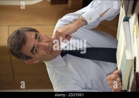 Gordon Downey, Commissario parlamentare per gli standard, con la sua attesa relazione sulla questione dei contanti per le interrogazioni. Vedere la storia di PA POLITICA Standard. Telegraph giornaliero piscina foto. Foto Stock