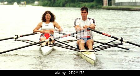 La squadra del campionato del mondo di canottaggio che è stata annunciata oggi al randello di Leander, Henley sul Tamigi (giovedì). Single sculls Guin Batten (a sinistra) e Greg Searle. Foto Tim Ockenden /PA. Foto Stock