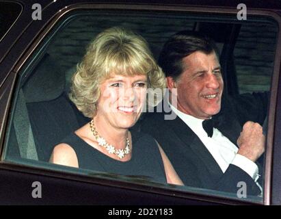 Camilla Parker Bowles arriva per la sua festa di 50 ° compleanno a Highgrove House vicino Tetbury, Gloucestershire stasera (Venerdì). Foto Barry Batchelor/PA. Foto Stock