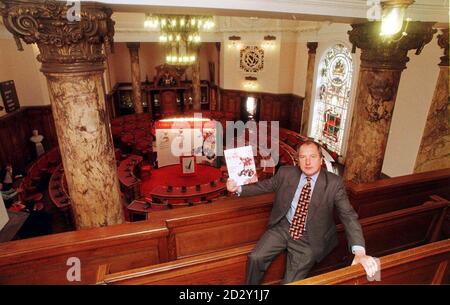 Il Segretario gallese Ron Davies lancia oggi (mercoledì) il Libro bianco dell'Assemblea gallese del Governo nella Camera del Consiglio - il probabile punto di incontro per l'Assemblea - nel Municipio di Cardiff. Vedere PA Story. Foto Barry Batchelor/PA. Vedere la storia di PA POLTICS devolution. Foto Stock
