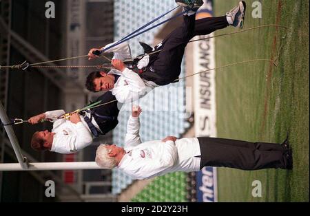 George Band (in piedi), presidente della British Mountaineering Association, e l'ex British Lions e England Star, Peter Winterbottom (a sinistra), danno all'ex capitano inglese Will Carling un assaggio di ciò che potrebbe essere mancante, al campo di rugby Harlequins, ieri (lunedì), prima che una squadra forte 16 intraprendesse la 'Wall's Calippo Challenge', E fare un'offerta per la vetta del Monte Bianco questo fine settimana, in aiuto del Richard Langhom Trust. Foto Stock