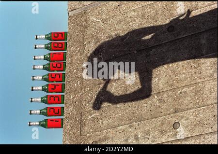 Tatsuo Miyajima è l'artista giapponese che ha progettato un'etichetta interattiva di bottiglia di Beck. Altri artisti che hanno progettato le etichette in edizione limitata che vendono per centinaia di libbre includono Damien Hirst e Rachel Whiteread. Le etichette delle bottiglie raffigurate qui oggi (giovedì) commemorano la mostra "Big Time" di Miyajima alla Hayward Gallery. Foto di Fiona Hanson/PA Foto Stock