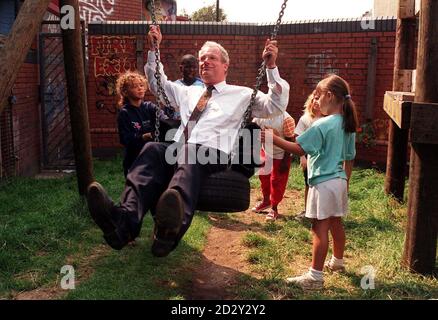 Chris Smith, Segretario di Stato per la cultura, i media e lo sport, approfitta oggi (martedì) delle altalene nello spazio HAPA Playspace a North Kensington, Londra, un parco giochi d'avventura finanziato dalla National Lottery. La Lotteria Nazionale ha già sostenuto gruppi di gioco e strutture di gioco fino e giù il paese per un totale di 4.2 milioni di euro. Vedi PA Storia POLITICA Lotteria. Foto di Matthew Fearn. Foto Stock