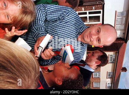 Ross Kemp, alias Eastender's Grant Mitchell, firma una copia del video speciale per le elezioni del Partito laburista per un fan, mentre fuori campagna con il candidato laburista per Uxbridge, Andy Slaughter, sulle strade di West Drayton oggi (Lunedi). Foto Tim Ockenden/PA. Vedi PA storia POLITICA Uxbridge. Foto Stock