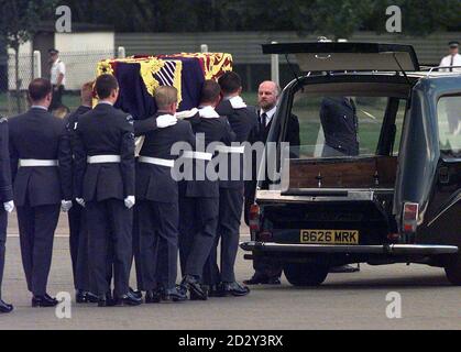 La bara della principessa del Galles viene portata in un'udienza da uomini di servizio della Royal Air Force a RAF Northolt. La principessa e il suo amico Dodi Fayed sono stati entrambi uccisi insieme al loro driver in un incidente a Parigi durante le prime ore di questa mattina. Foto Stock