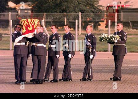 La bara di Diana, principessa di Galles, è condotta da un aereo dello Squadrone reale da uomini di servizio della Royal Air Force a RAF Northolt. La principessa e il suo amico Dodi Fayed sono stati uccisi in un incidente a Parigi durante le prime ore di questa mattina. Foto Stock
