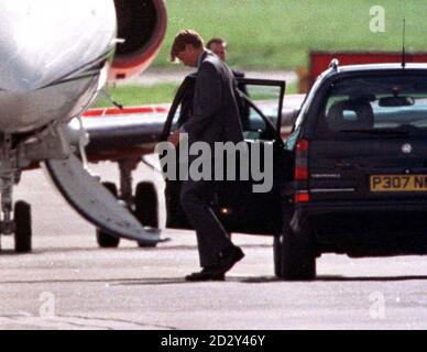 Il principe Guglielmo arriva all'aeroporto di Aberdeen per salire a bordo di un aereo per Londra insieme al principe Harry e a suo padre, il principe del Galles oggi (venerdì). I principi parteciperanno domani ai funerali della loro madre, Diana, Principessa di Galles, all'Abbazia di Westminster. Foto Stock