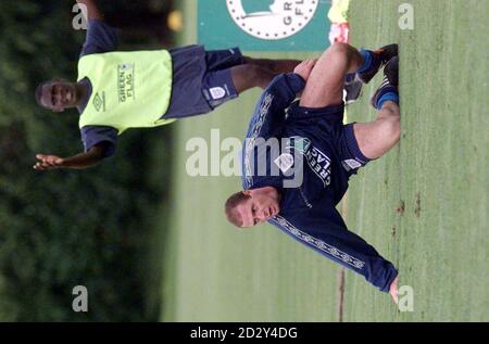 Paul Gasgoine in Inghilterra cade come Emile Heskey appelli, durante l'allenamento a Bisham Abbey questo pomeriggio (Giovedi), prima della prossima settimana il qualificatore della Coppa del mondo si scontra con la Moldavia. Foto di Adam Butler/PA/EDI. Foto Stock