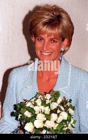 Diana, Principessa del Galles, viene presentata con la prima rosa che prende il nome da lei presso gli uffici della British Lung Foundation nel centro di Londra oggi (lunedì) si spera che le vendite della rosa, Che va in mostra pubblica per la prima volta al Chelsea Flower Show il mese prossimo, aumenterà migliaia di sterline per la ricerca sulle malattie polmonari. Foto della piscina di John Stillwell/PA. Vedi la storia della PA ROYAL Diana. *31/08/01 il quarto anniversario della morte della principessa fu segnato privatamente dai suoi figli William e Harry. I principi adolescenti e il loro padre, il Principe di Galles, si ricordavano Foto Stock