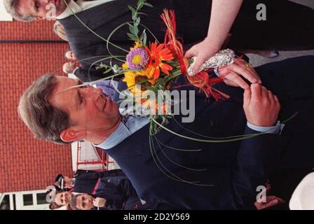 Il Principe di Galles è presentato con un mazzo di fiori al suo arrivo al Salvation Army Center a Manchester Today (Venerdì) - il suo primo impegno pubblico dal funerale di sua ex moglie, Diana, Principessa di Galles. Vedi la storia della Pennsylvania ROYAL Charles. Foto di Owen Humphreys/PA. Foto Stock