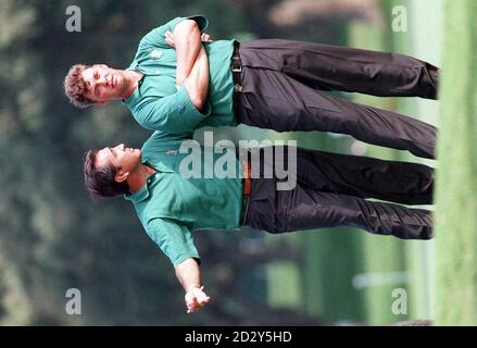 Il capitano della Ryder Cup europea Seve Ballesteros (a sinistra) parla di tattiche con il membro del team Darren Clarke durante un turno di prove durante il corso di Johnny Walker Ryder Cup '97 a Valderrama di oggi (martedì). Foto di Barry BATchelor/PA. Foto Stock