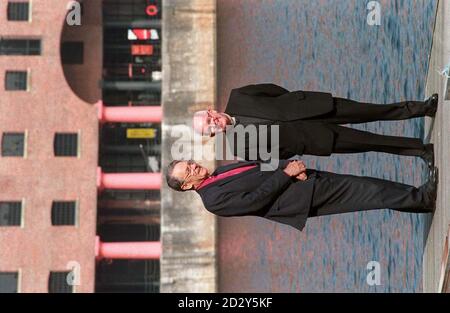 Il Vescovo David Sheppard con l'Arcivescovo Kelly presso l'Albert Dock di Liverpool oggi (Mer). L'Arcivescovo leggerà una lezione in un servizio speciale che si terrà stasera nella Cattedrale Anglicana di Liverpool per celebrare il ritiro del Vescovo Sheppard dopo 22 anni di servizio in città. Vedi PA storia RELIGIONE Vescovo. Foto Stock