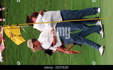 Il capitano della Ryder Cup europea Severiano Ballesteros (a sinistra) abbracca il compagno di squadra Ian Woosnam, dopo che Woosnam e Thomas Bjorn hanno sconfitto l'accoppiamento USA di Justin Leonard e Brad Faxon 2 e 1 nella partita di fourball a Valderrama. Foto Stock