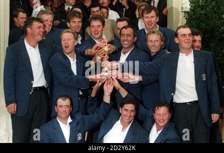 Il trionfante team europeo Ryder Cup con il trofeo, dopo aver mantenuto la Coppa contro gli Stati Uniti a Valderrama oggi (Domenica). Foto di Rebecca Naden/PA Foto Stock